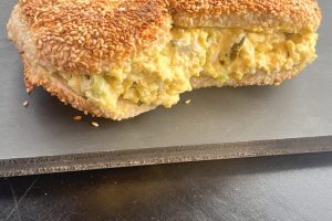 SANDWICH À LA SALADE D'OEUFS - Egg salad sandwich